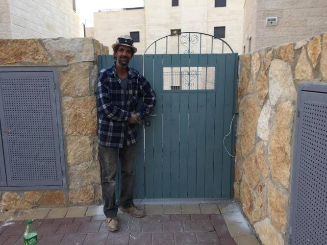 התקנת שער עץ